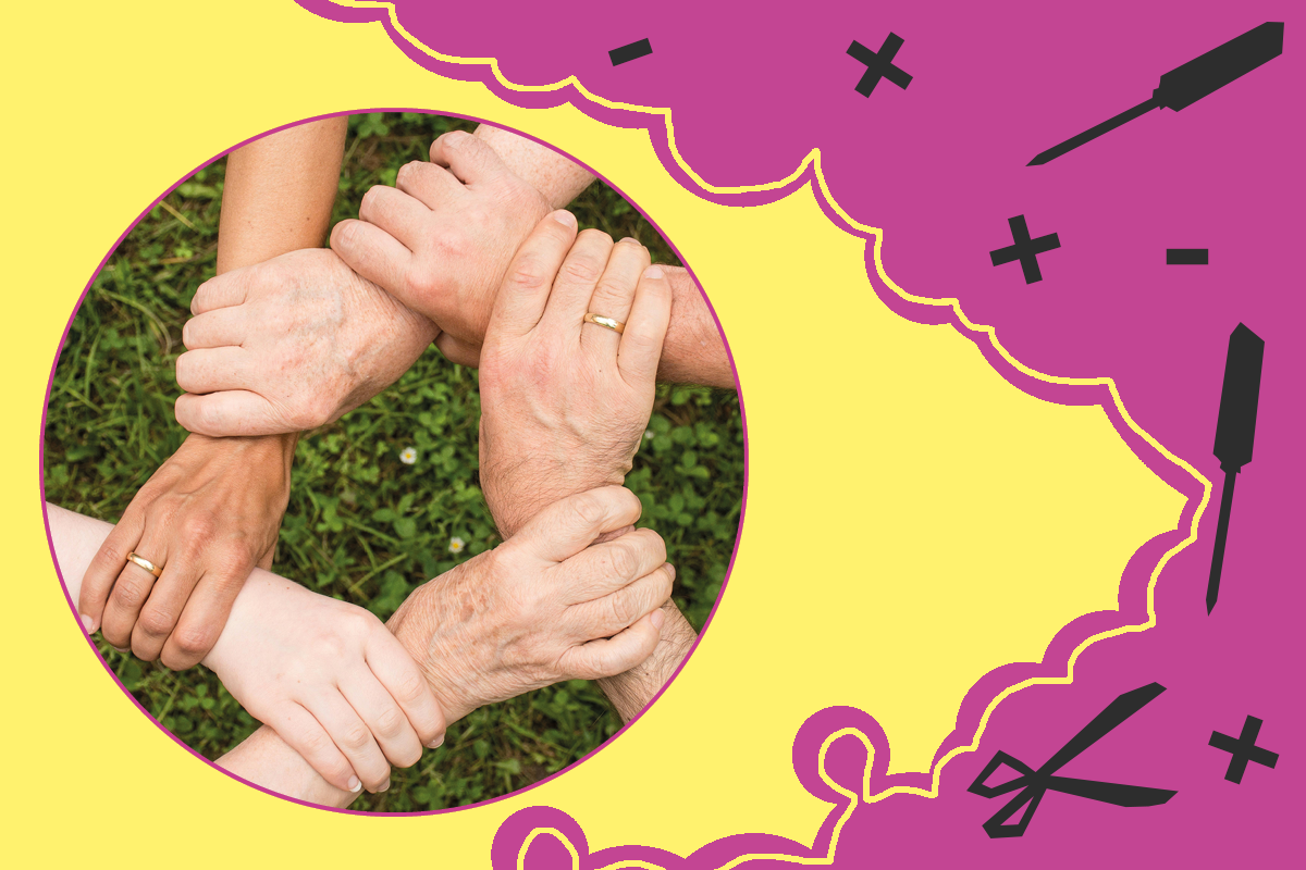 Zdjęcie dłoni dorosłych.