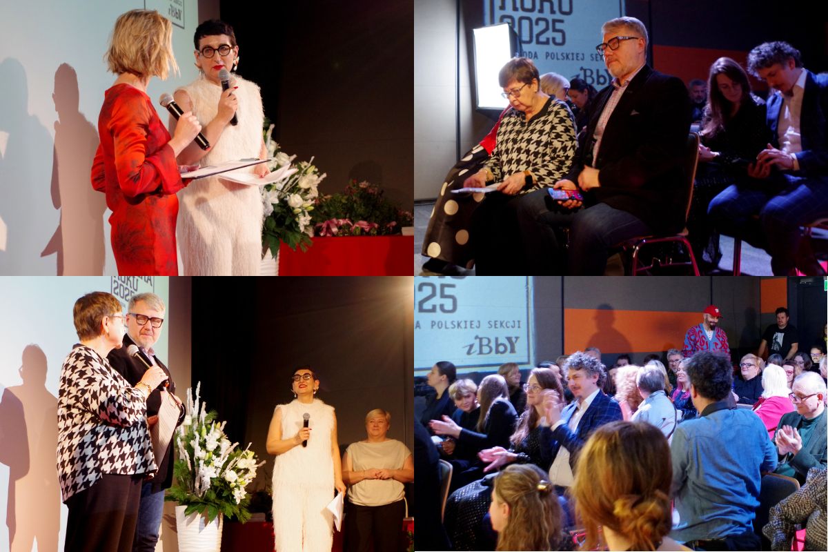 Na scenie cztery kobiety i mężczyzna, kwiaty, czerwony dywan, w tle ściana z napisem: Książka Roku 2025