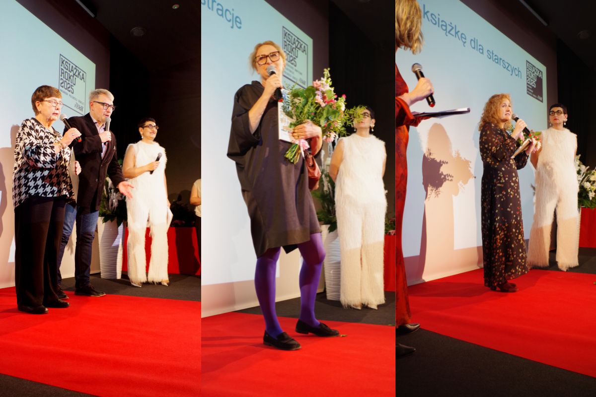 Na scenie cztery kobiety i mężczyzna, kwiaty, czerwony dywan, w tle ściana z napisem: Książka Roku 2025