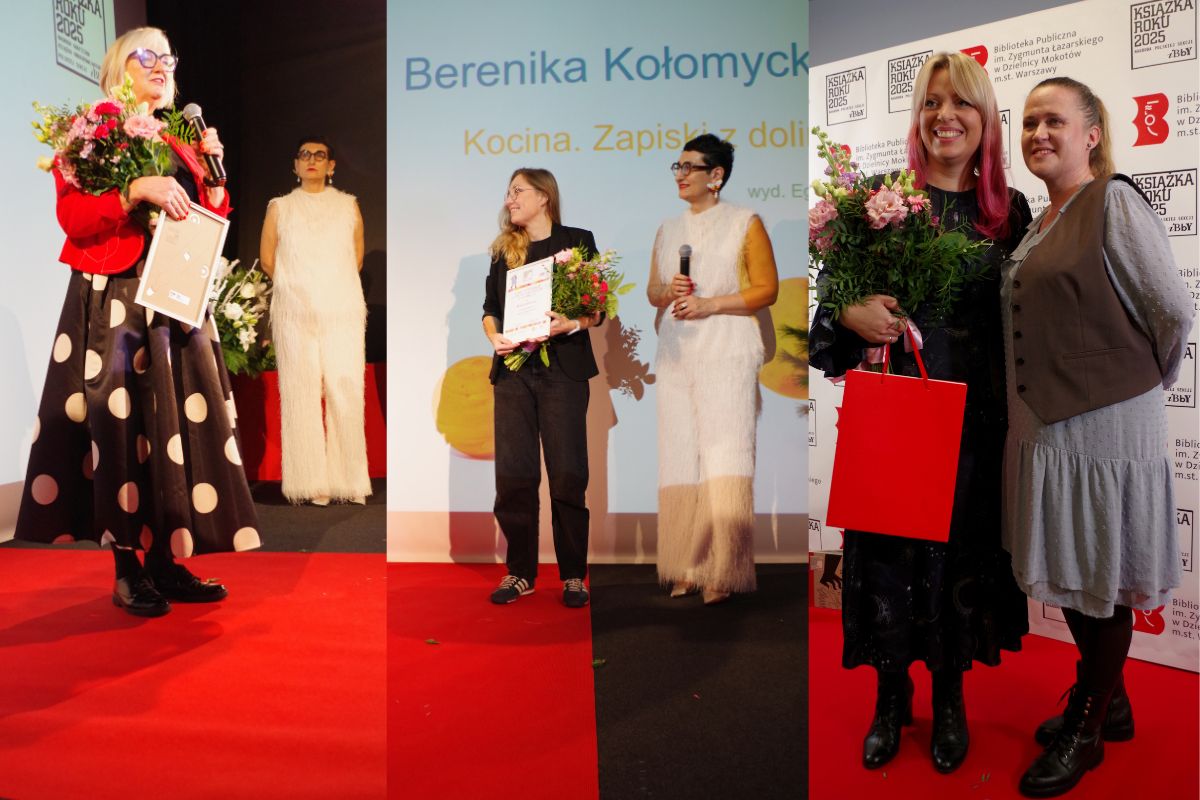 Na scenie cztery kobiety i mężczyzna, kwiaty, czerwony dywan, w tle ściana z napisem: Książka Roku 2025