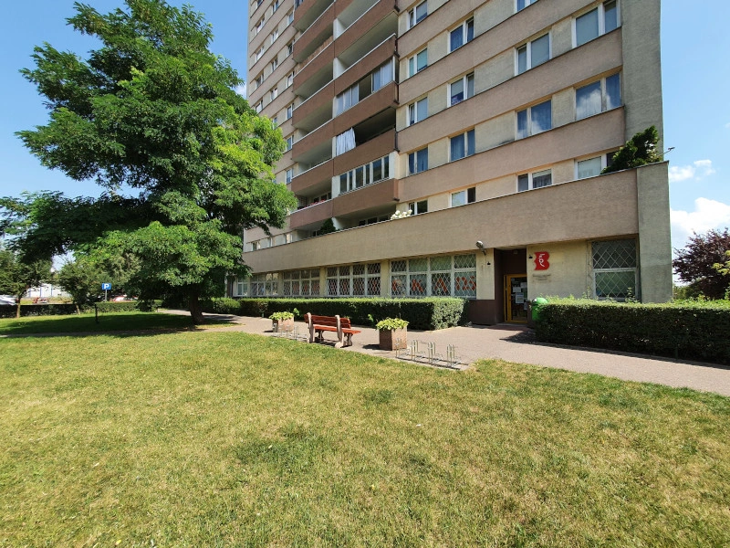Budynek, w którym znajduje się wypożyczalnia