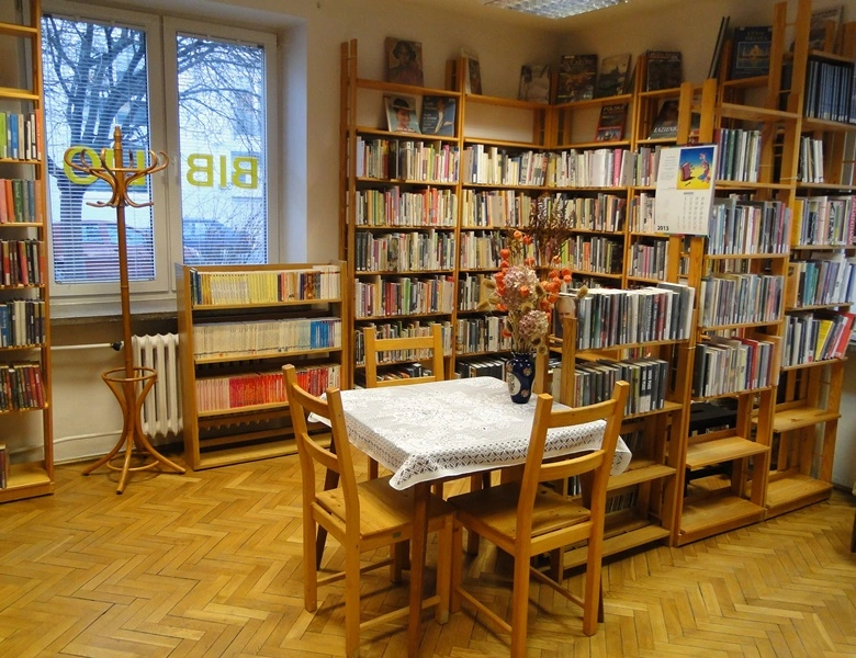 Korytarz regały i stolik
