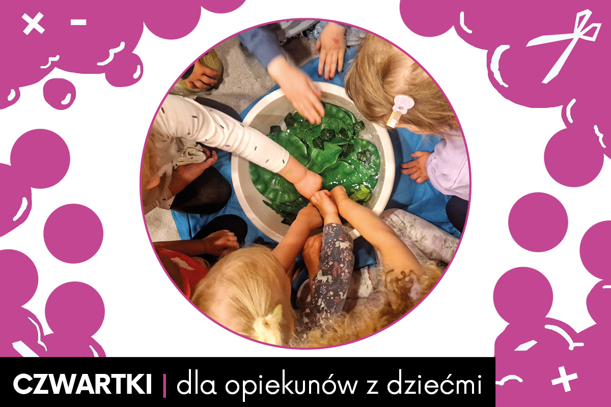 Zdjęcie w okręgu pokazujące zbliżenie na dzieci wkładające ręce do miski z wodą i materiałami. Zdjęcie umieszczone na białym tle, dookoła różowa chmura z geometrycznymi znaczkami.