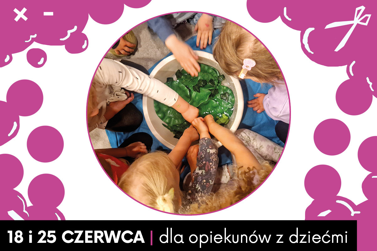 Zdjęcie w okręgu pokazujące zbliżenie na dzieci wkładające ręce do miski z wodą i materiałami. Zdjęcie umieszczone na białym tle, dookoła różowa chmura z geometrycznymi znaczkami.