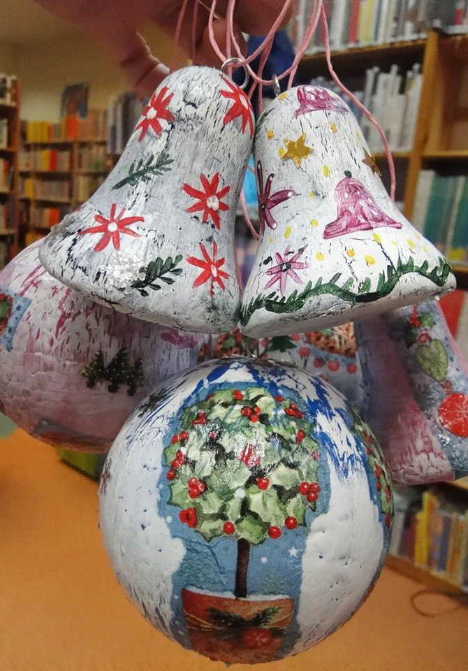 Przepiękne ozdoby choinkowe - dwie bombki i trzy dzwonki.