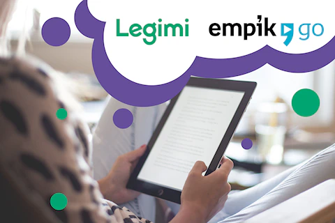 Ktoś siedzi w luźnym stroju i czyta coś na ebooku.