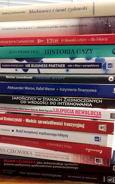 Stos książek.