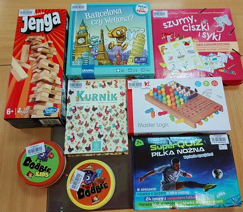 Na stole leży kilka planszówek.