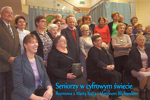 Wiele osób siedzących i stojących, przeważnie seniorzy.