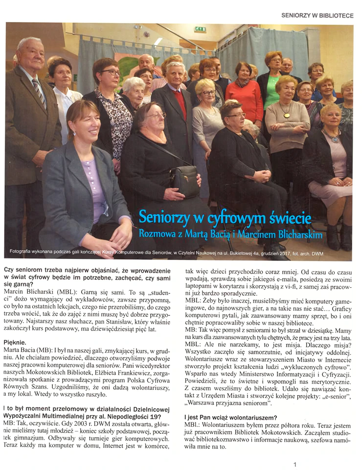 Wiele osób siedzących i stojących, przeważnie seniorzy.