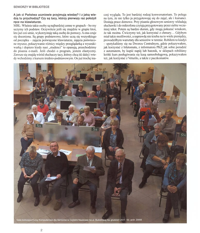 Zdjęcie z góry na wiele osób siedzących, przeważnie seniorów.