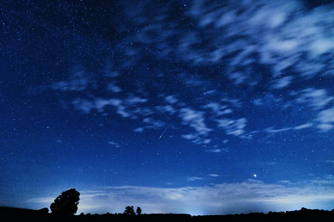 Rozgwieżdżone nocne niebo. 