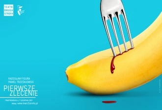 Logotypy: Teatr druga strefa oraz Zakochaj się w Warszawie z białą syrenką. Z prawej strony znajduje się banan w który ktoś wbił widelec. Z banana leci krew. W lewym dolnym rogu znajduje się informacja: Radosław Figura. Paweł Trześniowski. Pierwsze Zlecenie. Prapremiera 6, 7 sierpnia 2021. Bilety: www.teatr2strefa.pl
