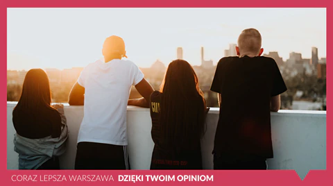 Cztery młode osoby stoją tyłem do widza i patrzą w dal. Po sylwetkach można poznać, iż są to dwie dziewczyny oraz dwóch chłopaków. Na dole znajduje się napis "Coraz lepsza Warszawa dzięki Twoim opiniom".