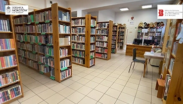 Na zdjęciu regały z książkami.