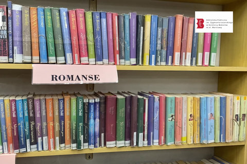 Dwie półki z książkami. Między półkami kartka z napisem: romanse. Na górze z prawej logotyp biblioteki mokotowskiej.