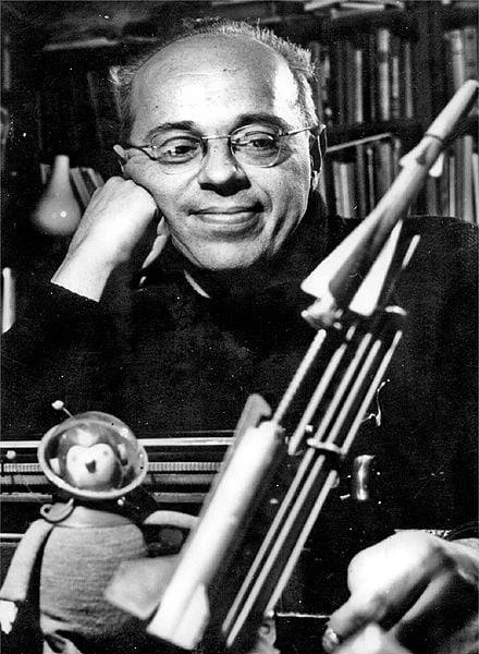 Stanisław Lem trzymający maskotkę kosmonauty.
