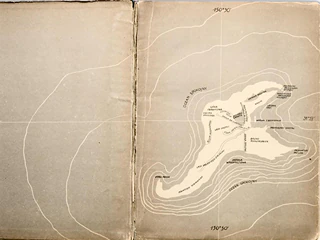 Stara mapa ze współrzędnymi, przedstawiająca tajemniczą wyspę według Juliusza Verne'a.