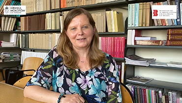 Na zdjęciu Dorota Grabowska na tle regału z książkami.