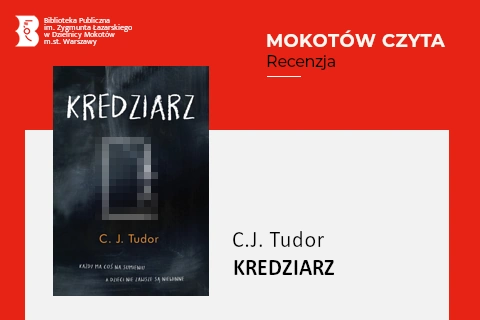 Z lewej na górze na czerwonym tle logotyp biblioteki mokotowskiej. Po prawej na górze na czerwonym tle napisy: Mokotów czyta; Recenzja. Po lewej okładka książki, na czarnej tablicy z plamami po wytartej kredzie tytuł, nazwisko autora i rysunek kredą wisielca. Z prawej na białym tle tekst: C. J. Tudor; kredziarz.