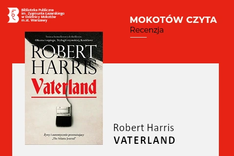 Z lewej na górze na czerwonym tle logotyp biblioteki mokotowskiej. Po prawej na górze na czerwonym tle napisy: mokotów czyta, recenzja. Po lewej okładka książki, na której widać grzywkę ala Hitler i poniżej pędzel sugerujący wąsy Hitlera. Z prawej na białym tle tekst: Robert Harris faterland.