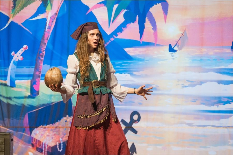 Piratka w chusteczce na głowie z kokosem w ręku