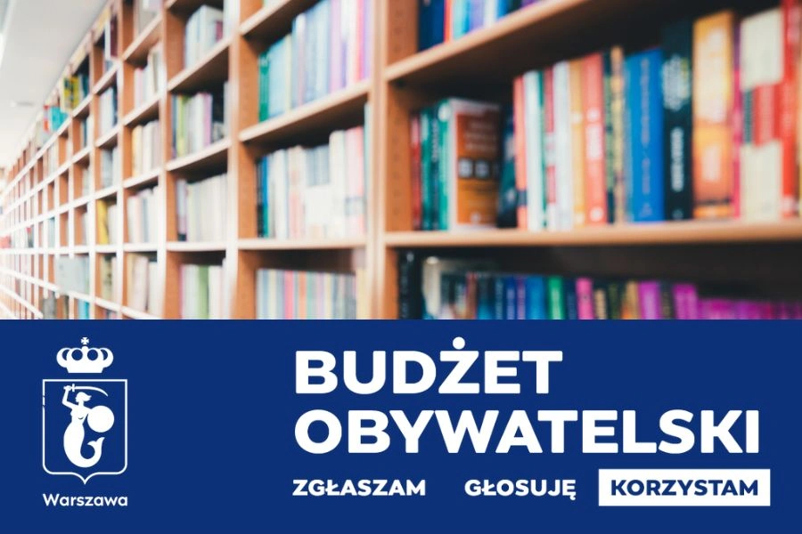Półki z książkami, na pierwszym planie logo Budżetu Obywatelskiego