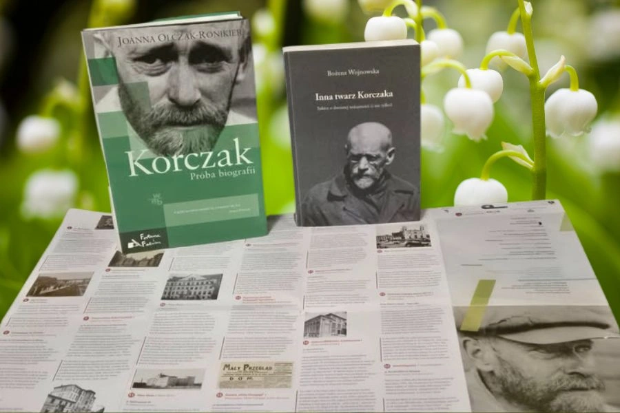 Na tle konwalii książki Janusza Korczak i mapa miejsc z nim związanych