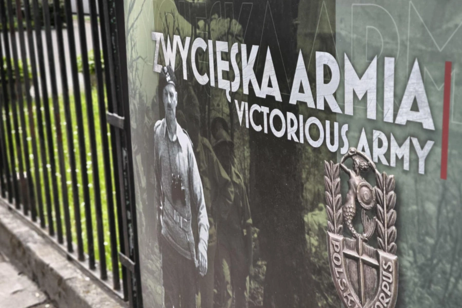 Plansza otwierająca wystawę plenerową "Zwycięska armia". Na zdjęciu generał Władysław Anders