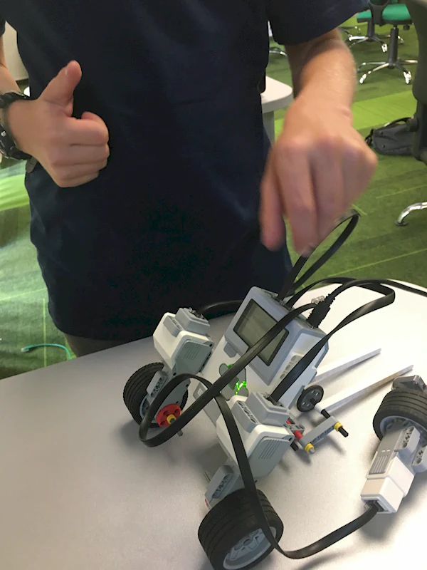 Prosty, jeżdżący robot zbudowany z klocków lego.