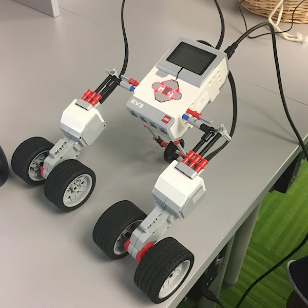 Prosty, jeżdżący robot zbudowany z klocków lego.