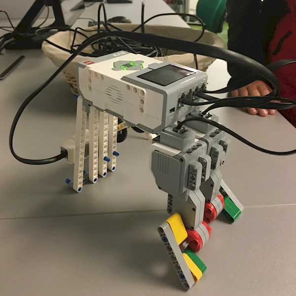 Prosty, jeżdżący robot zbudowany z klocków lego.