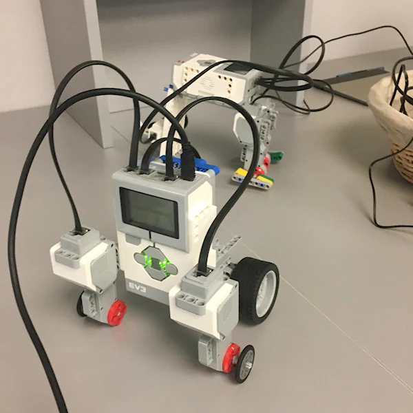 Prosty, jeżdżący robot zbudowany z klocków lego.