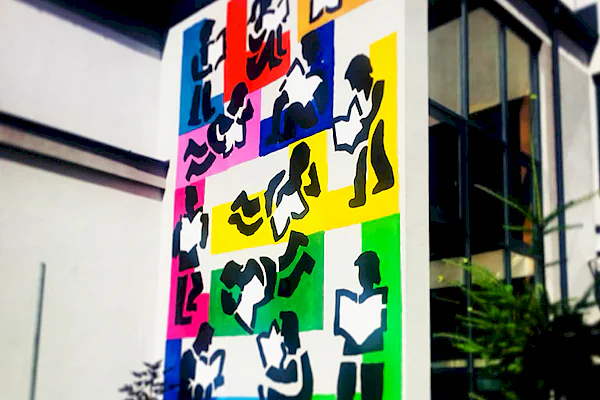 Mural przedstawiający czytających ludzi.