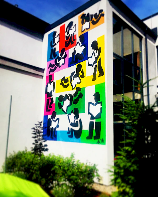 Mural przedstawiający czytających ludzi.