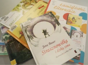 Zdjęcie zestawu książek obejmujący wydawnictwa z Estonii, Litwy i Słowenii i Polski.