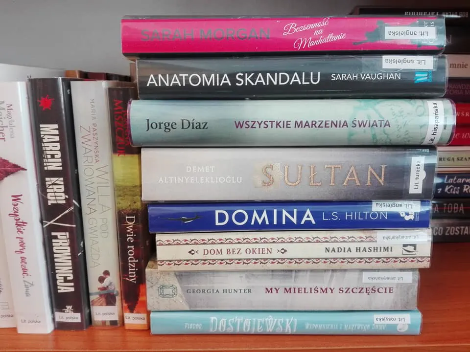 Kilka książek na stosie, w tym książka Sułtan.
