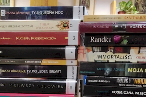 Dwa stosy książek.