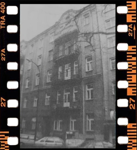 Zdjęcie pierwsze mokotowskiej biblioteki na slajdzie