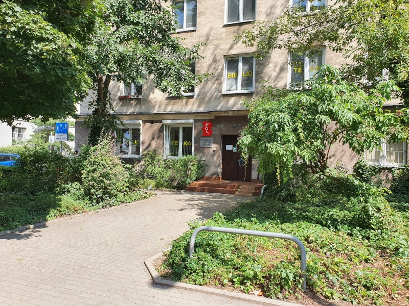Wejście do biblioteki