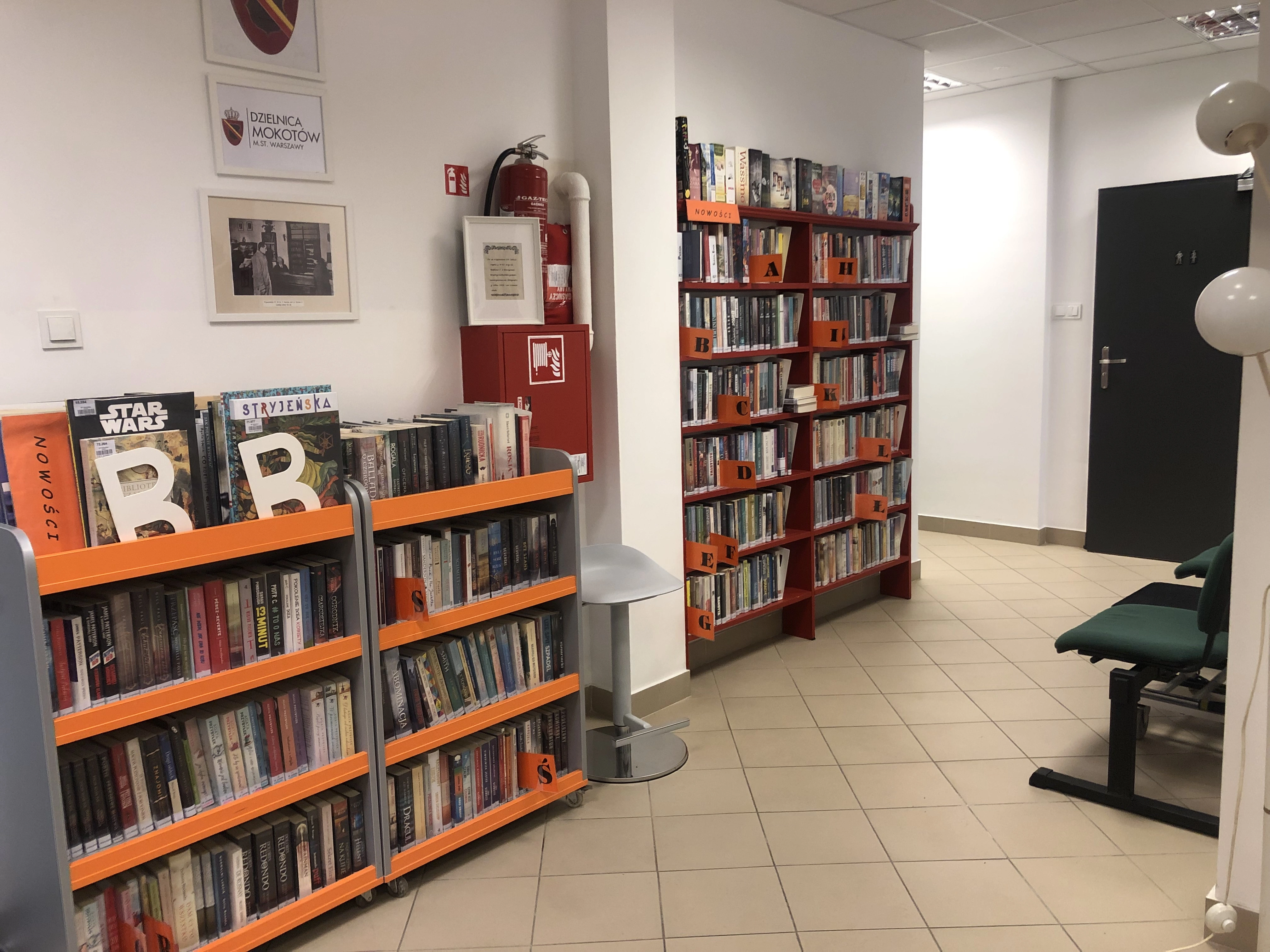 Korytarz z nowymi i zabytkowymi regałami