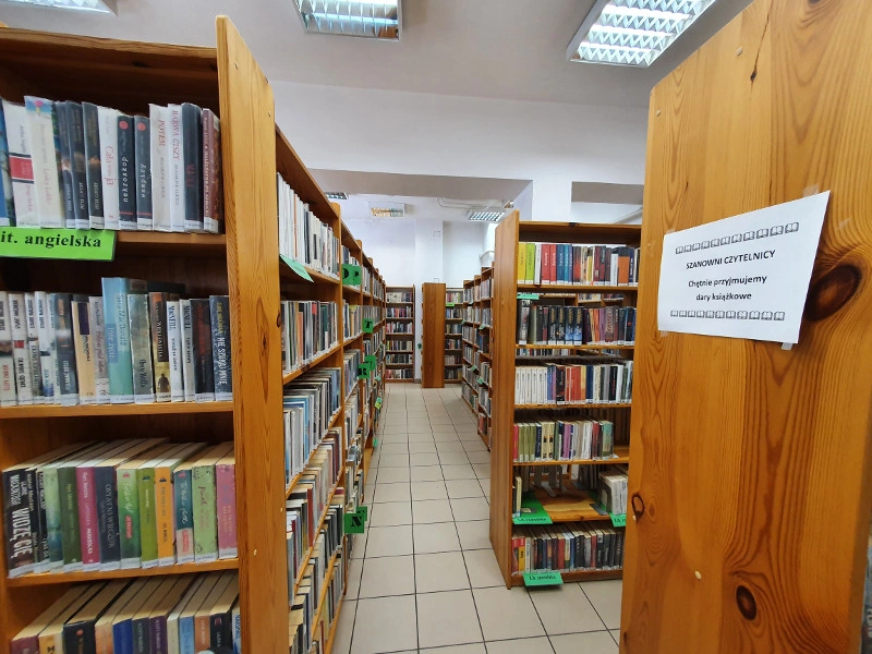Korytarz regałów