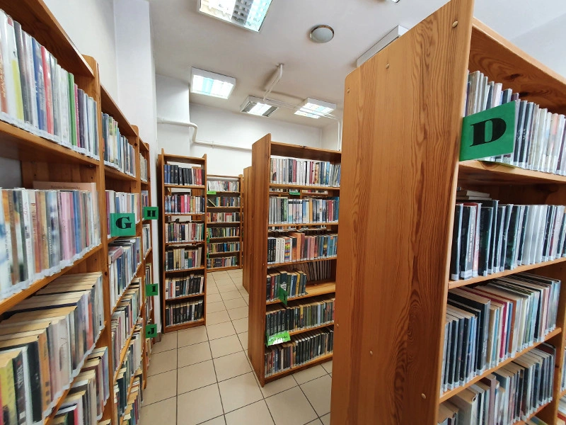 Regały pod różnymi kątami