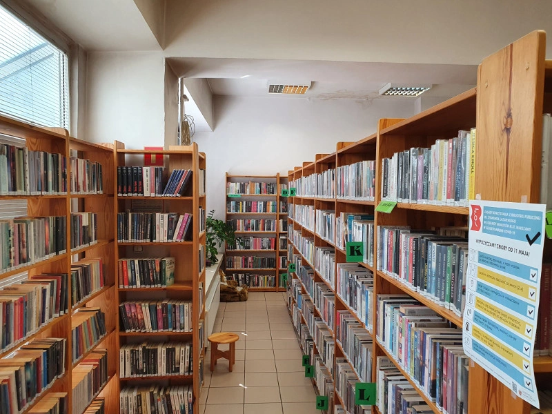 Regały w ciągu pod oknem