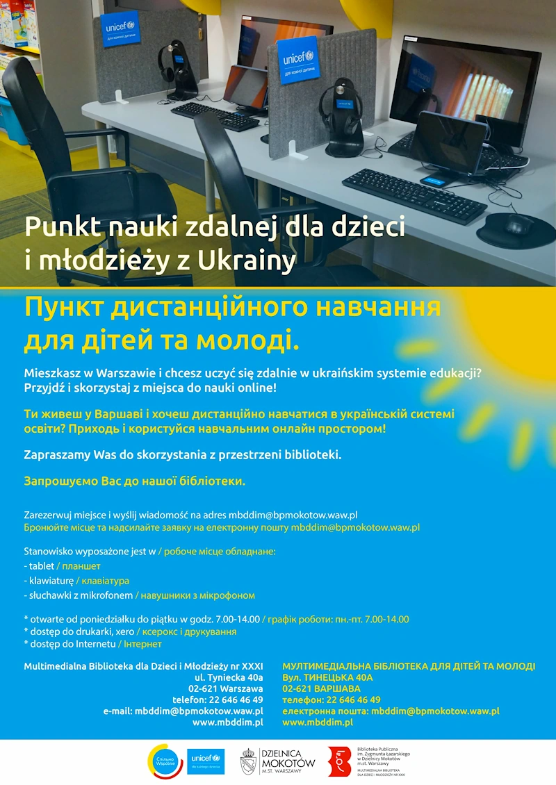 W górnej części plakatu zdjęcie dwóch stanowisk do nauki (biurka z fotelem) wyposażonych w komputer, tablet, klawiaturę i słuchawki z mikrofonem. W środkowej i dolnej na niebieskim tle tekst zawarty w artykule.