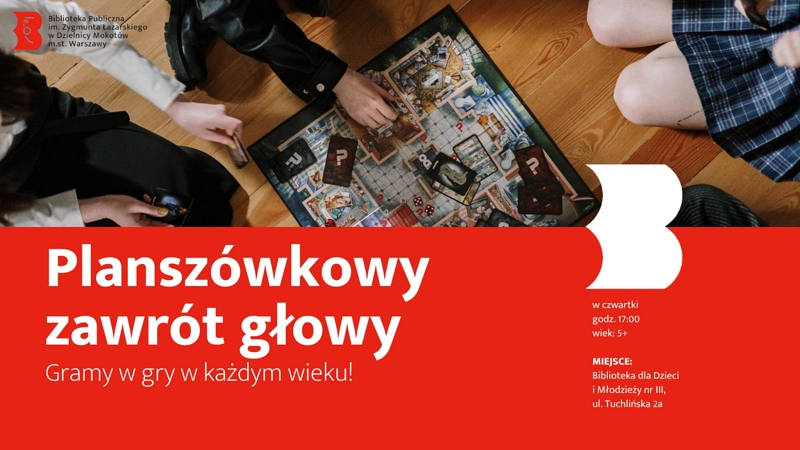 Na dolej połowie na czerwonym tle informacje zawarte w artykule. Na górnej, na drewnianej podłodze rozłożona plansza, wokół której siedzą dzieci.