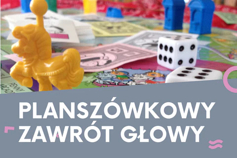 Zdjęcie elementy gier planszowych. Do tego tekst: planszówkowy zawrót głowy; biblioteka dla dzieci i młodzieży nr 3, ulica Tuchlińska 2a.
