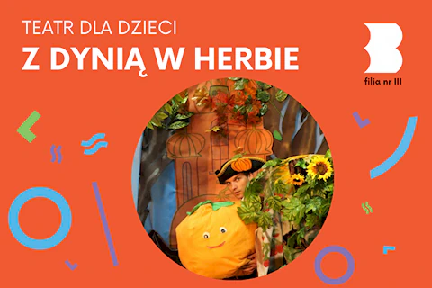 Głowa aktora wystaje zza kilku rosnących słoneczników. Obok niego na ziemi uśmiechnięta nadmuchana kula przypominająca dynię. W tle dekoracje, las i jakiś narysowany budynek.