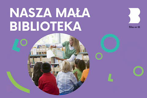 Blond kobieta pokazuje książkę siedzącym przed nią dzieciom.