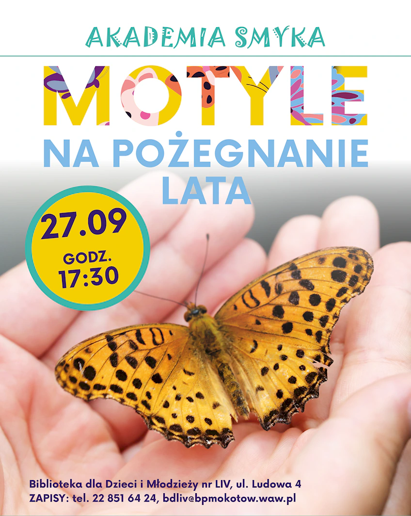 Połączone, otwarte dłonie, na których usiadł pomarańczowo-czarny moty.